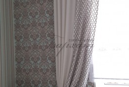 Французское окно украшено римской из французской сетки и оформлено по бокам двух видов портьеры из льна ( коллекция Dayling)